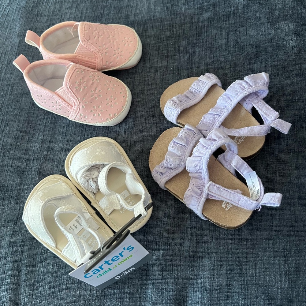 3️⃣ pair of baby shoes